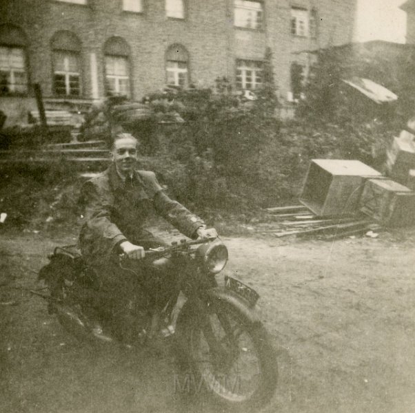 KKE 4446.jpg - Tadeusz Giedrojć na motorze.